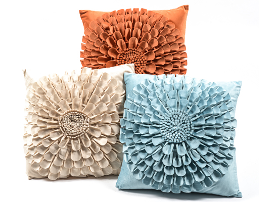VELVET FLOWER CUSHION